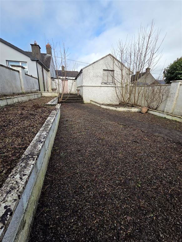 Rear enclosed yard